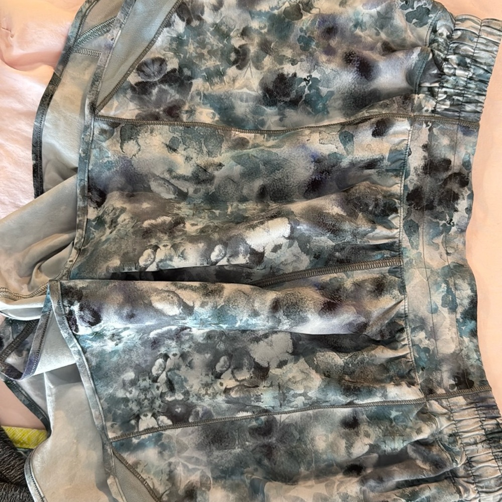 Hottie Hot Shorts 4” EUC